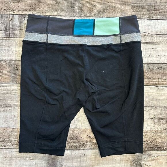 Size 6 Lululemon Groove Crop Reversible Black Blue Workout Yoga Biker Shorts - Picture 2 of 9